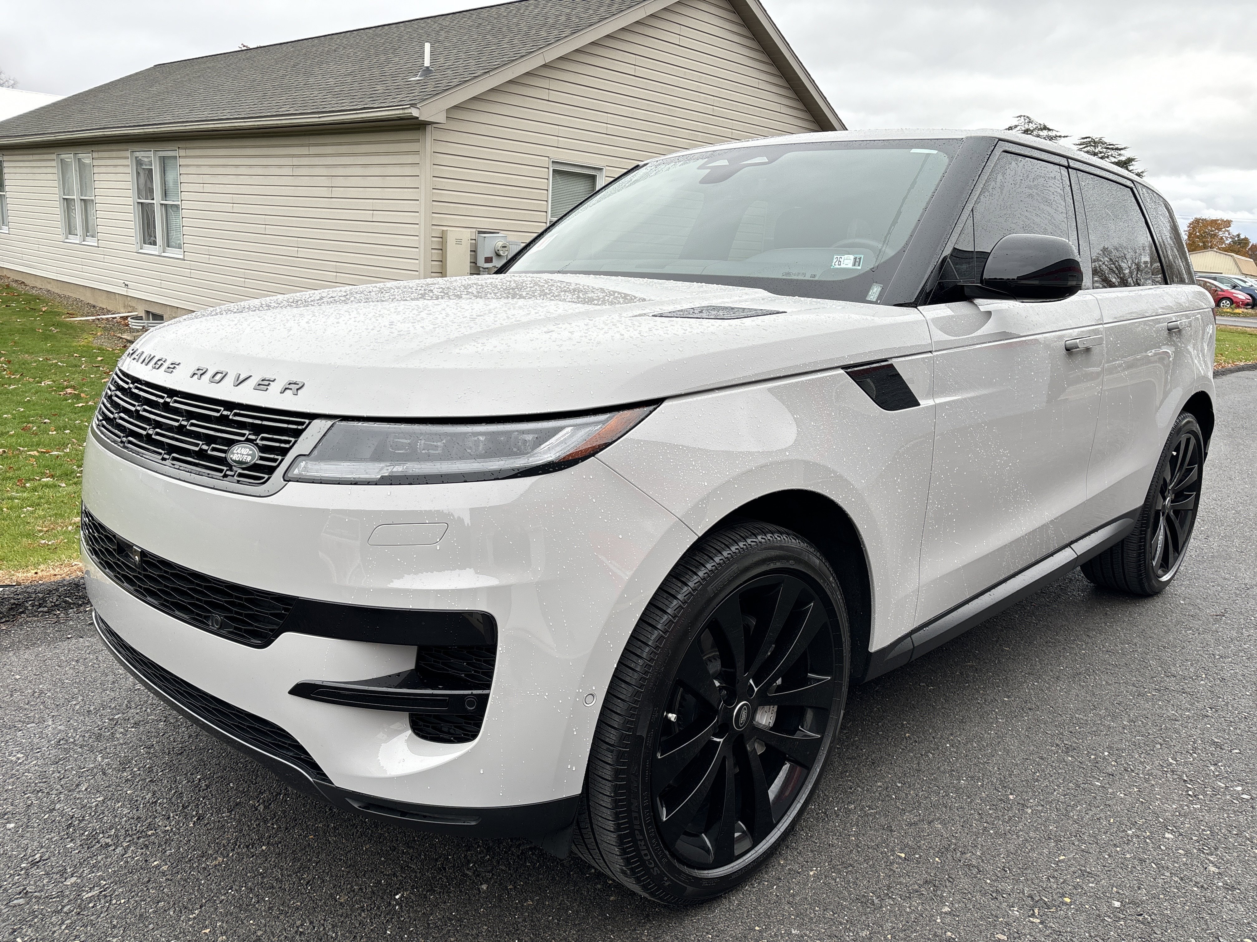 Used 2025 Land Rover Range Rover Sport SE image 8