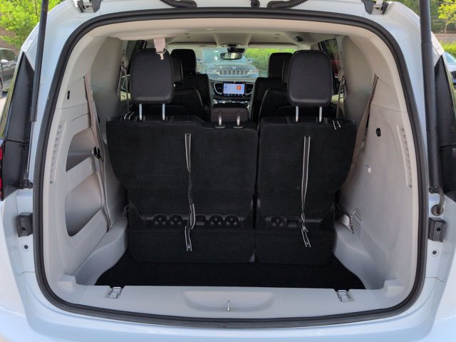 Used 2022 Chrysler Pacifica Touring-L FWD image 6