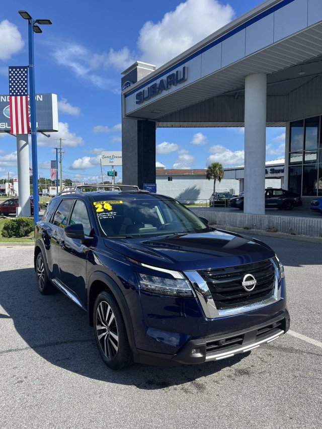 Used 2024 Nissan Pathfinder Platinum w/ Cargo Package