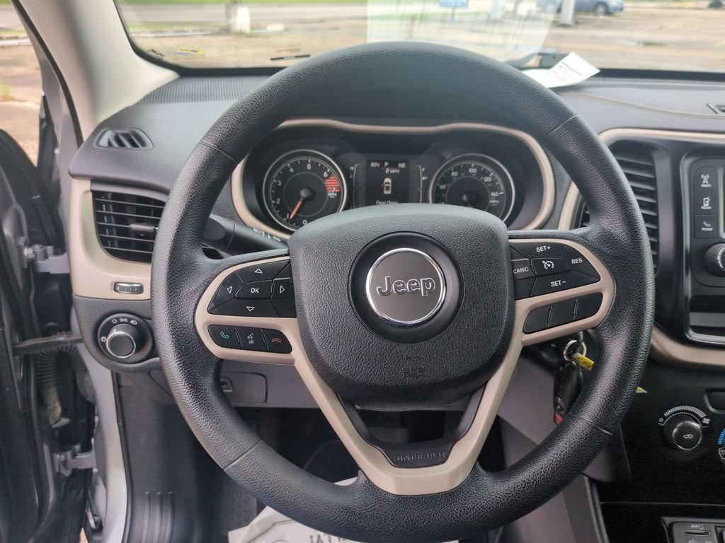 Used 2017 Jeep Cherokee Sport FWD image 16