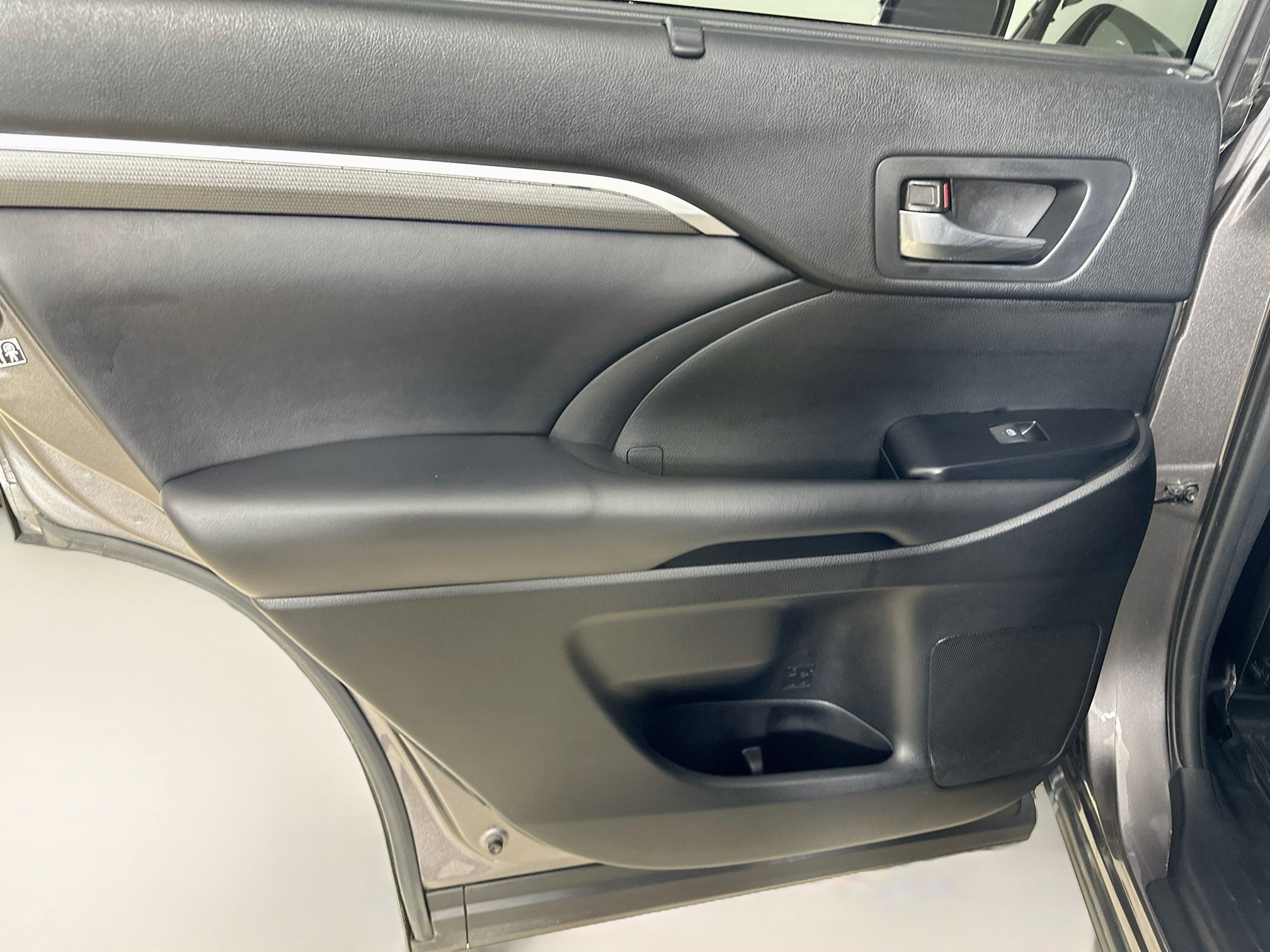 Used 2019 Toyota Highlander SE w/ Nightshade Edition AWD/4WD image 34
