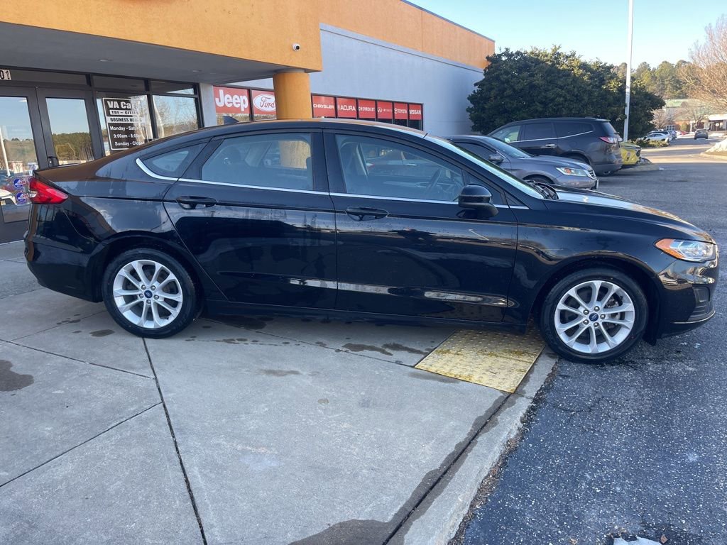 Used 2020 Ford Fusion SE image 3