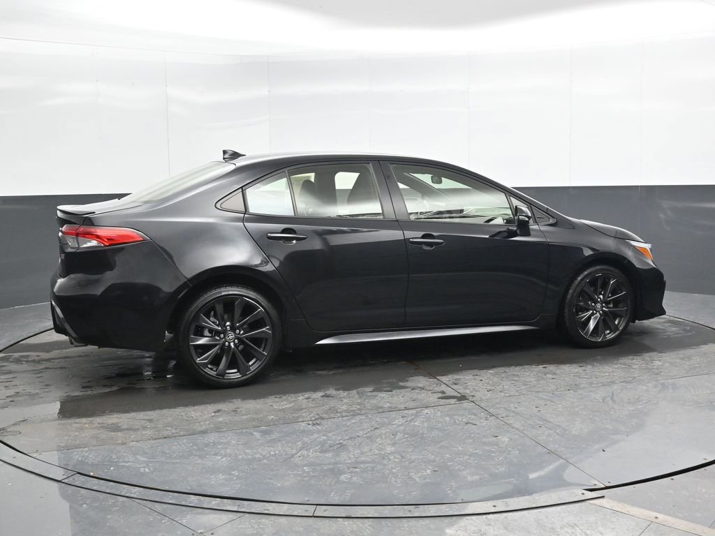 Used 2024 Toyota Corolla SE w/ SE Premium Package image 3