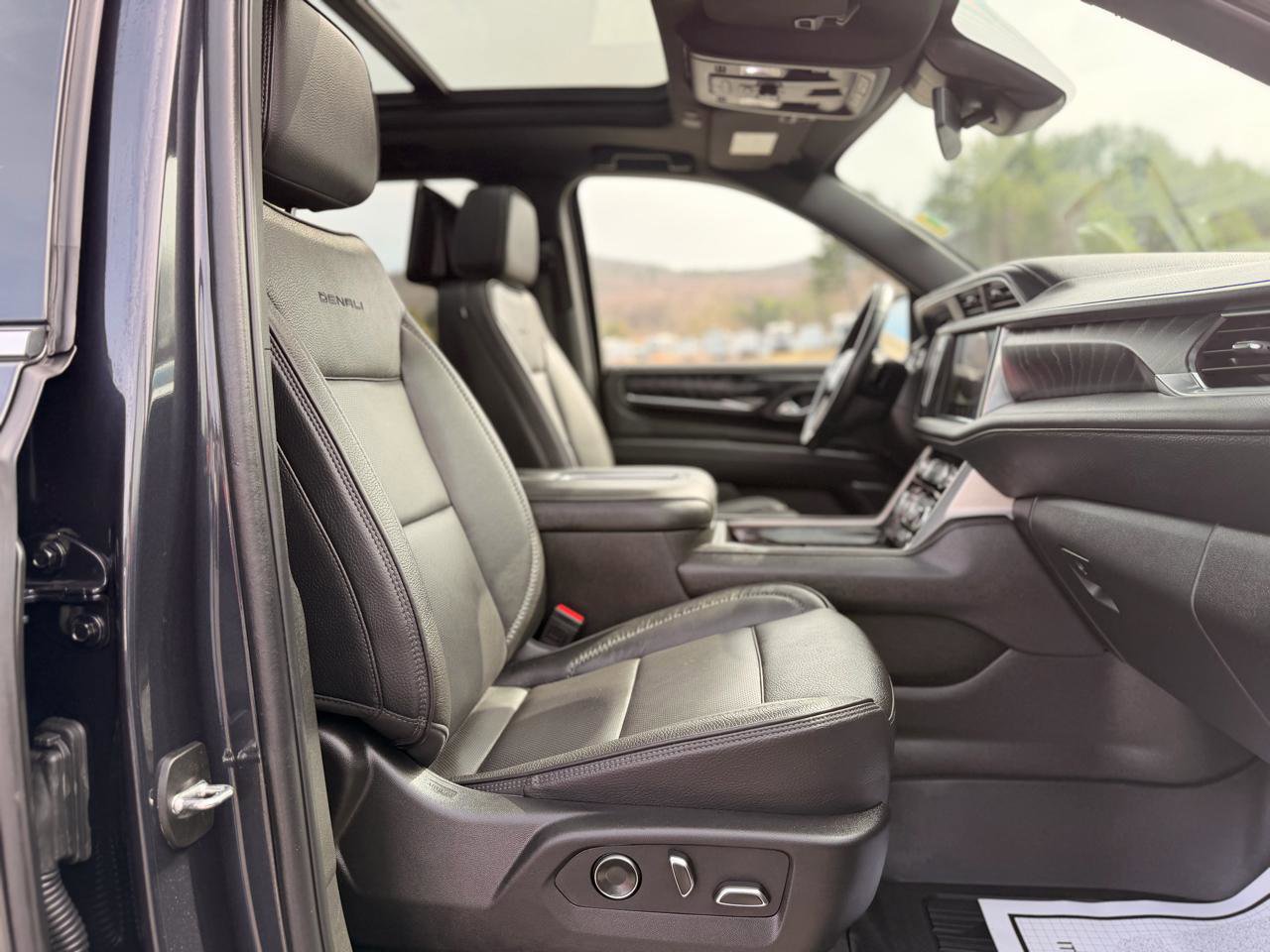 Used 2024 GMC Yukon XL Denali AWD/4WD image 35