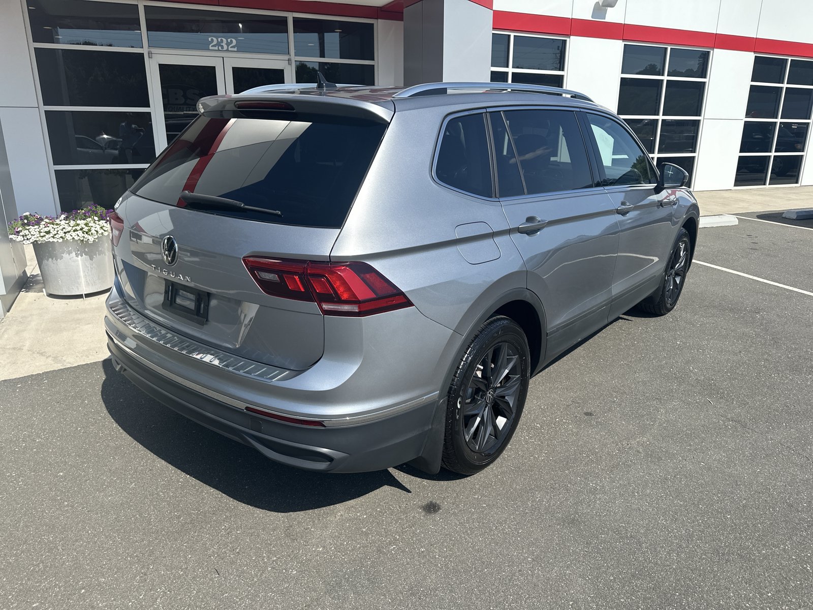 Used 2024 Volkswagen Tiguan SE FWD image 8