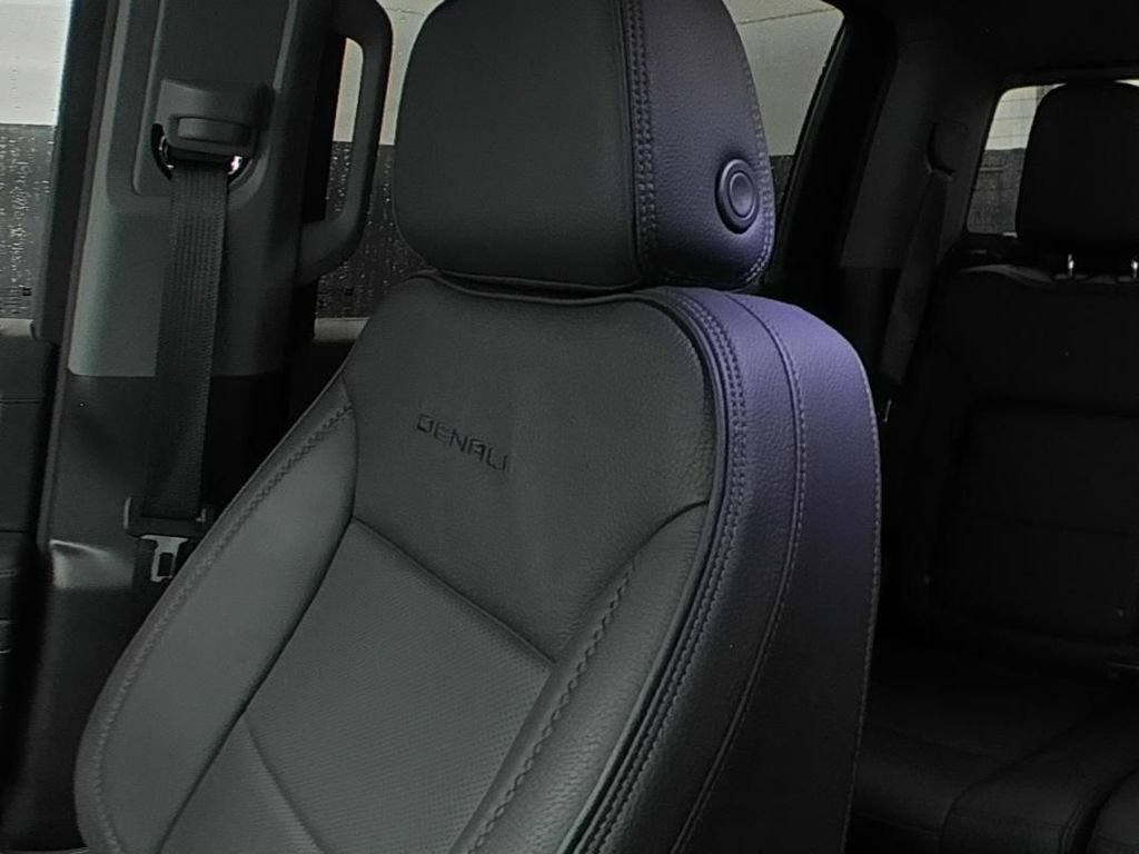 Used 2025 GMC Sierra 1500 Denali w/ Denali Reserve Package AWD/4WD image 9