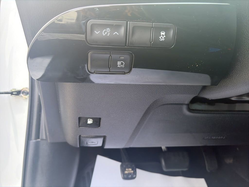Used 2019 Toyota Prius L Eco image 23