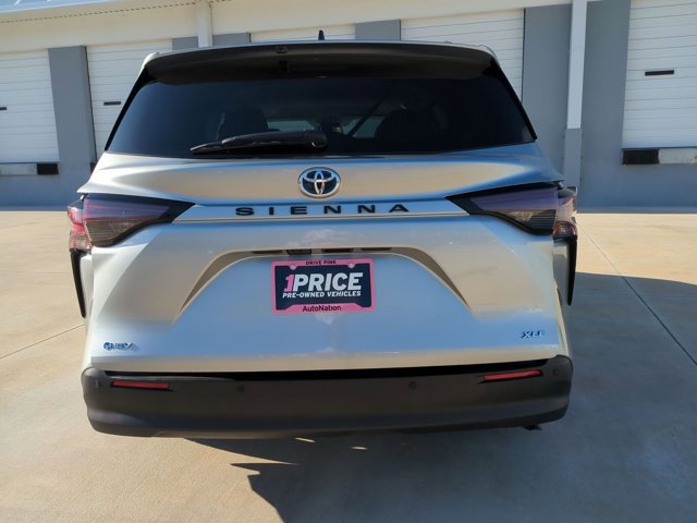 Used 2025 Toyota Sienna XLE image 7