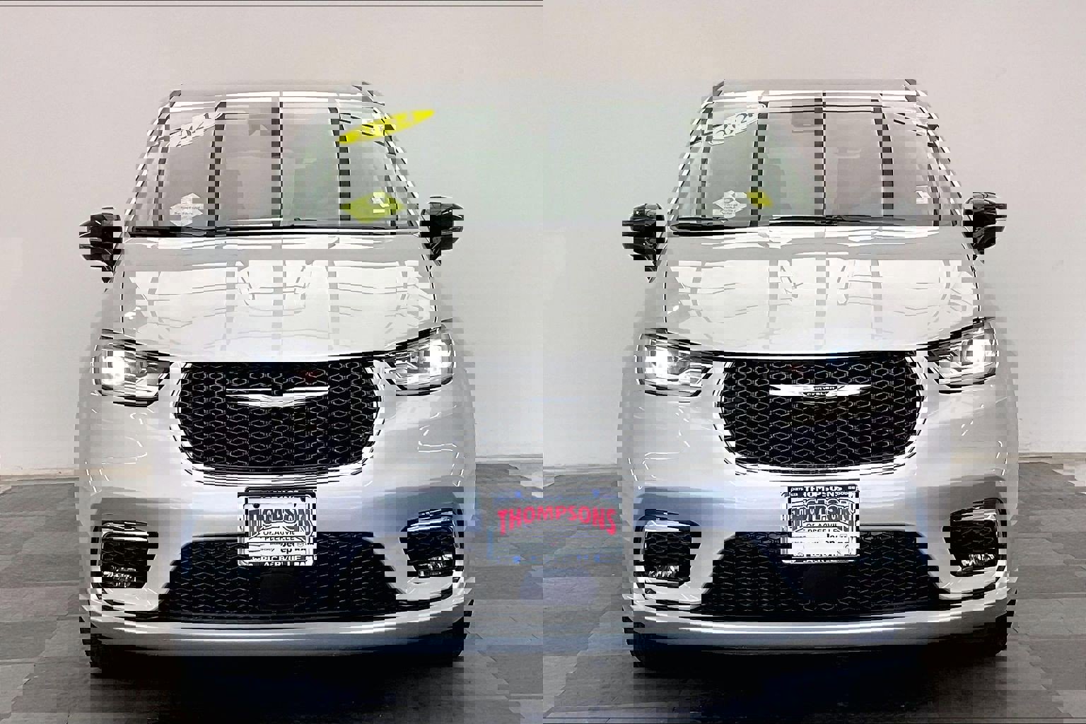 Used 2024 Chrysler Pacifica Touring-L image 2