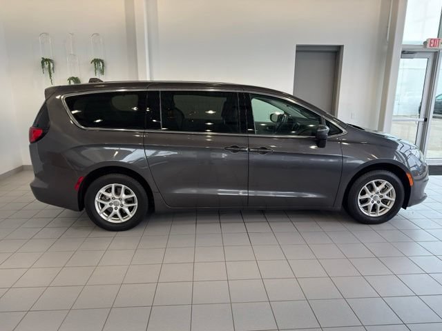 Used 2017 Chrysler Pacifica Touring FWD image 32