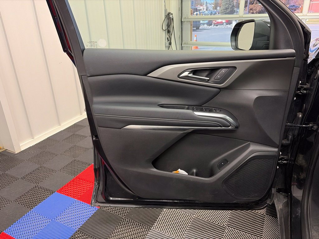 Used 2025 Chevrolet Traverse LT AWD/4WD image 12