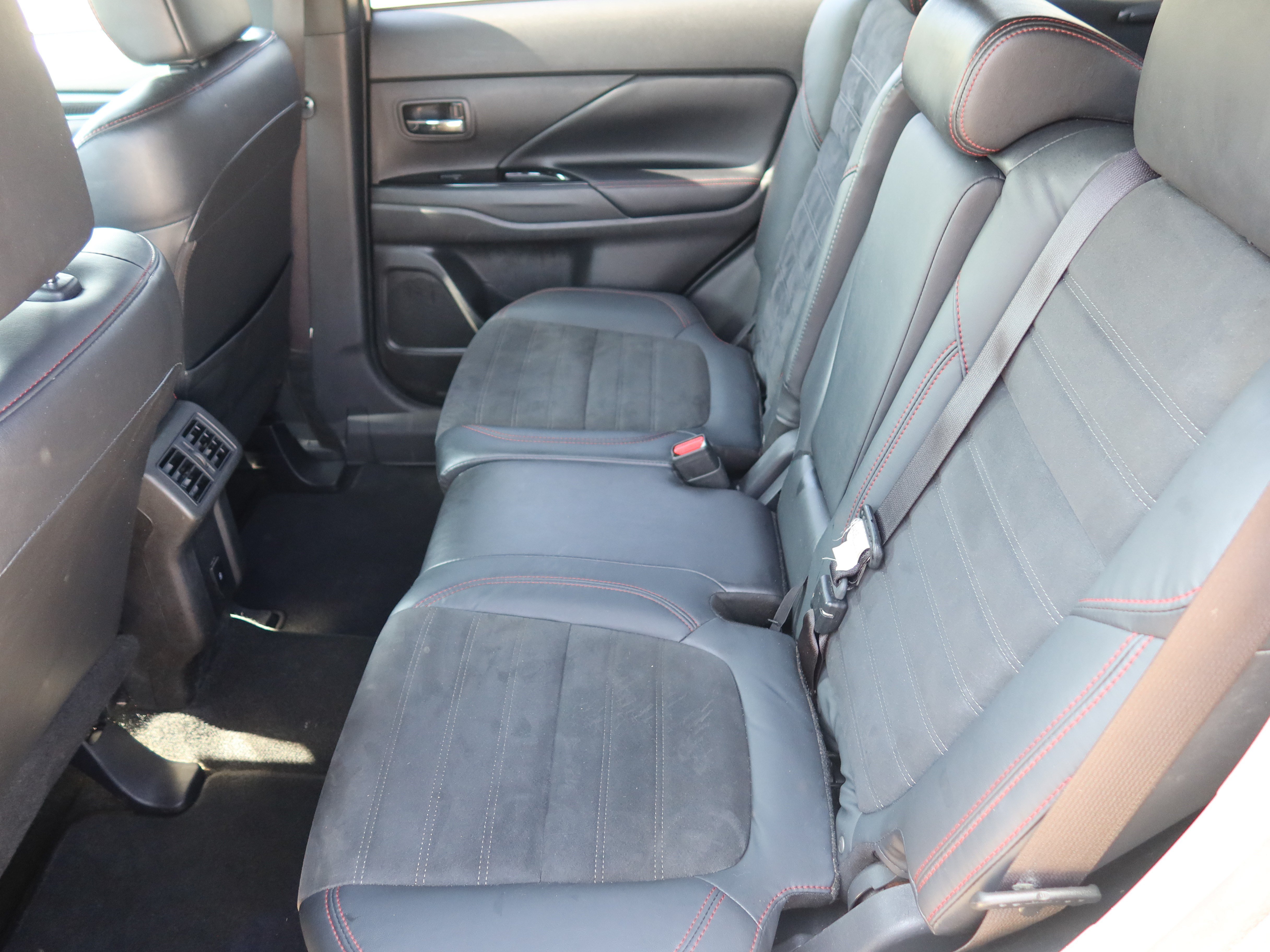 Used 2020 Mitsubishi Outlander LE FWD image 18
