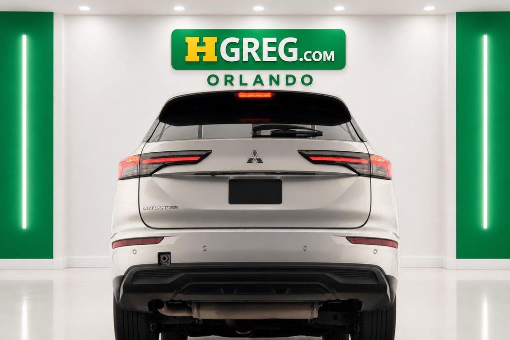 Used 2025 Mitsubishi Outlander ES FWD image 8