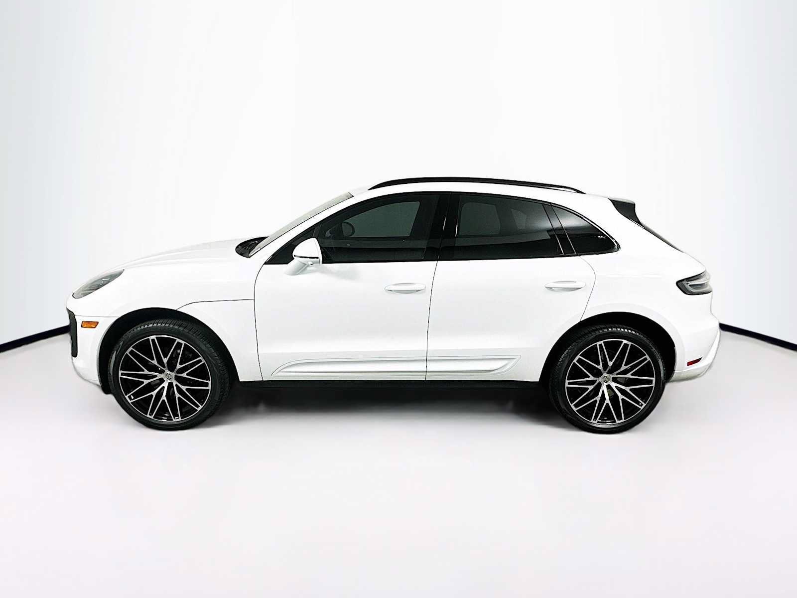 Certified 2025 Porsche Macan AWD/4WD image 2