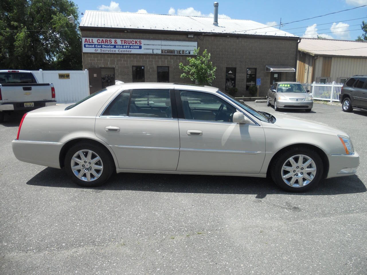Used 2010 Cadillac DTS Premium FWD image 1