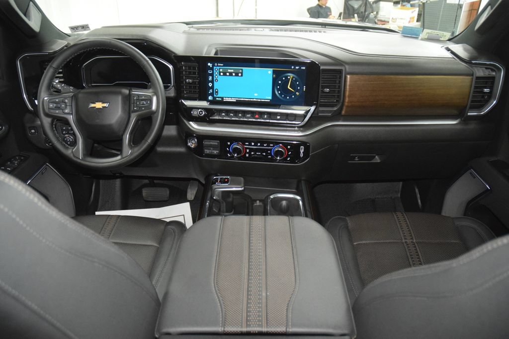 Used 2025 Chevrolet Silverado 1500 High Country AWD/4WD image 32