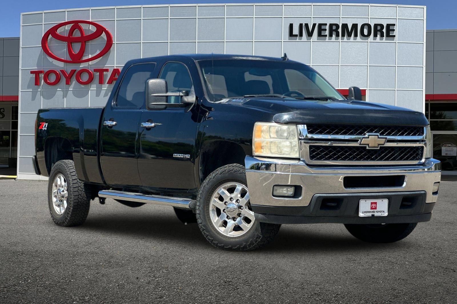 Used 2011 Chevrolet Silverado 2500 LTZ w/ LTZ Plus Package AWD/4WD image 2