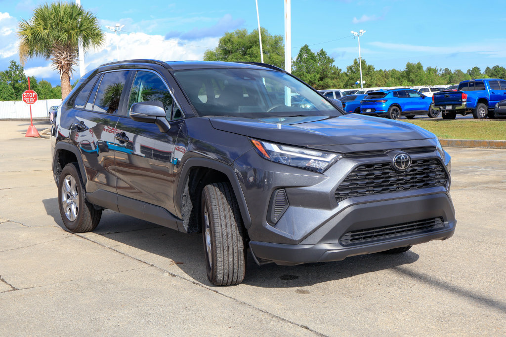 Used 2025 Toyota RAV4 XLE FWD image 24