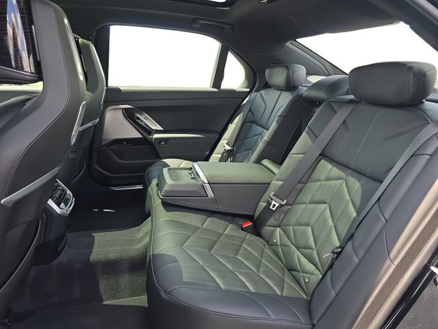 New 2026 BMW 750e xDrive AWD/4WD image 21