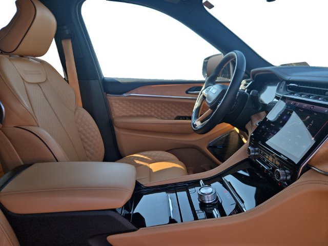 Used 2024 Jeep Grand Cherokee Summit AWD/4WD image 16
