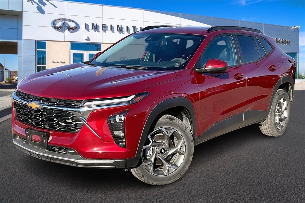 Used 2025 Chevrolet Trax LT image 1