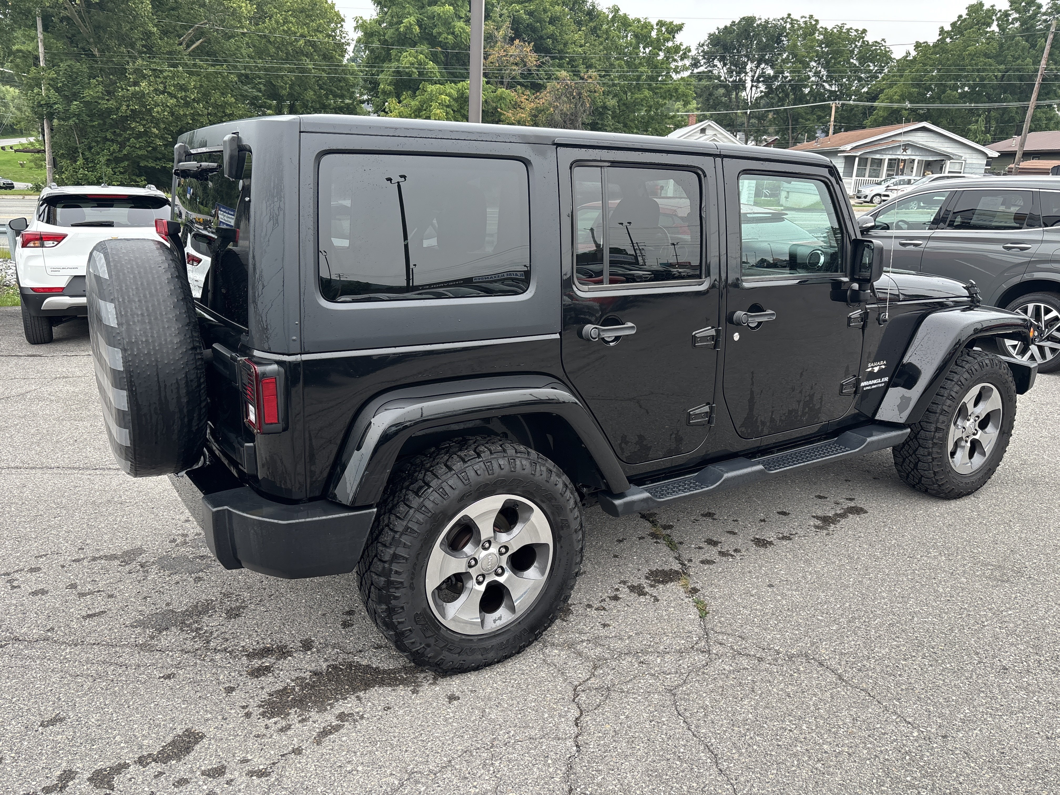 Used 2017 Jeep Wrangler Unlimited Sahara AWD/4WD image 3