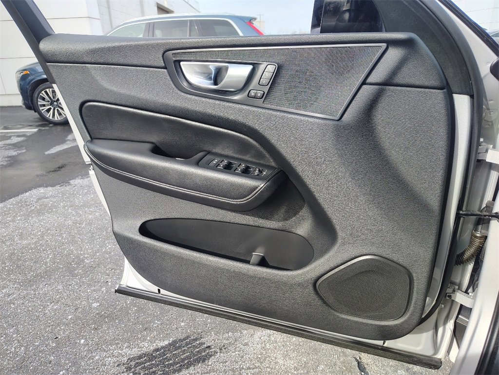 Used 2025 Volvo XC60 B5 Plus image 8