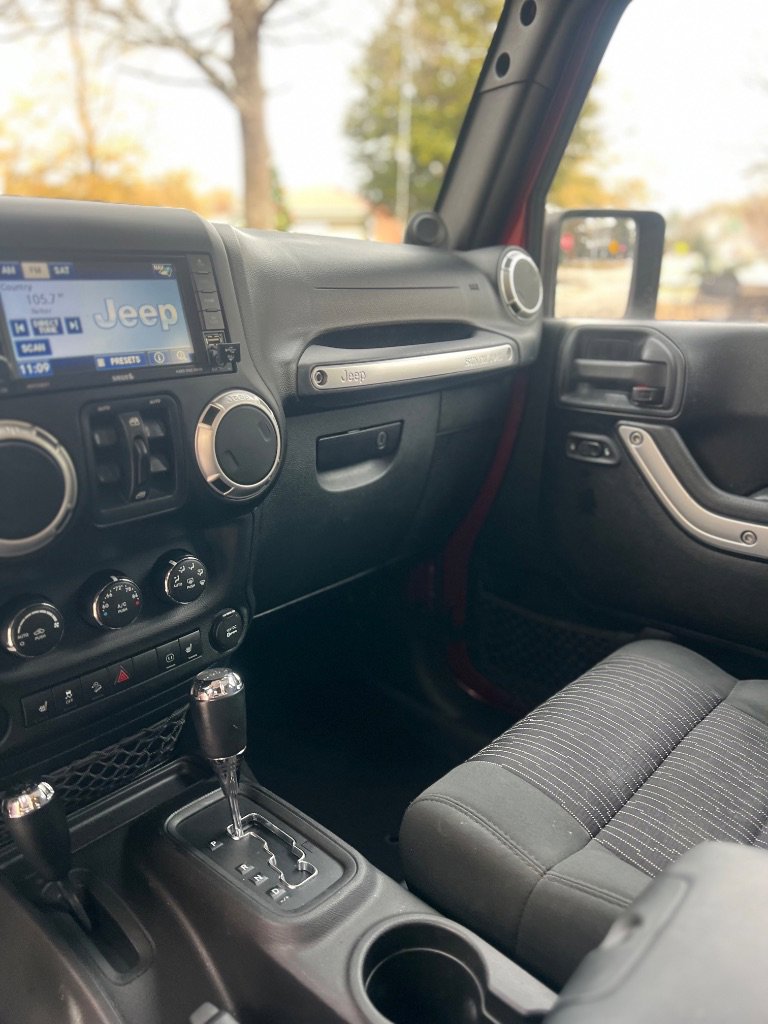 Used 2012 Jeep Wrangler Unlimited Sahara w/ Dual Top Group image 4