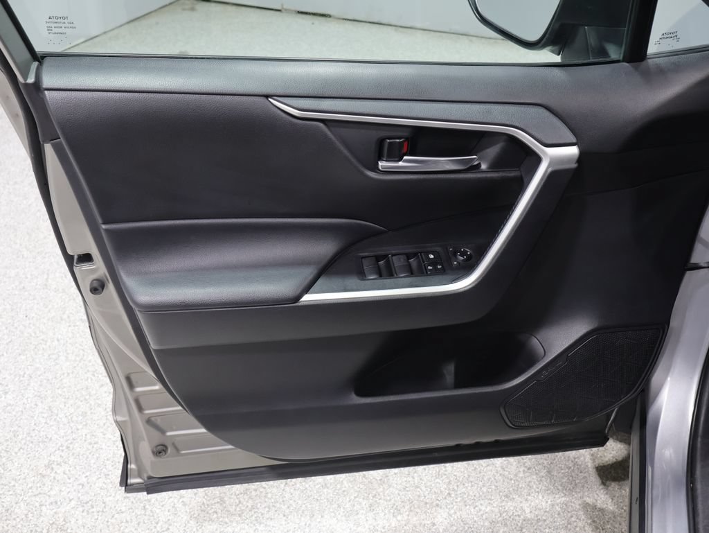 Used 2021 Toyota RAV4 XLE w/ Convenience Package AWD/4WD image 14