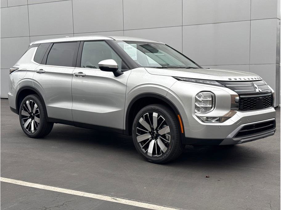 New 2026 Mitsubishi Outlander LE image 3