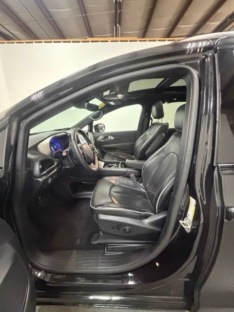 Certified 2024 Chrysler Pacifica Premium FWD image 16