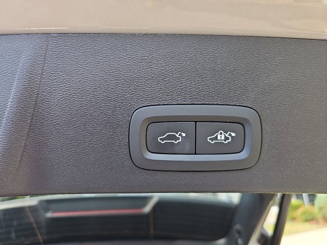 Used 2024 Volvo XC40 B5 Core image 7