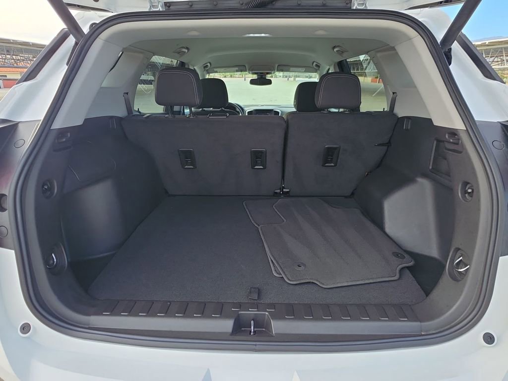 Used 2023 GMC Terrain SLE w/ Driver Convenience Package image 27