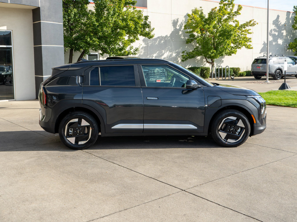 New 2027 Kia EV3 Wind FWD image 8