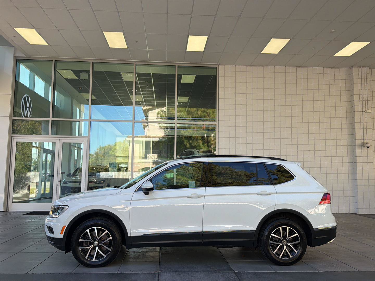 Certified 2021 Volkswagen Tiguan SE w/ Panoramic Sunroof Package AWD/4WD image 2