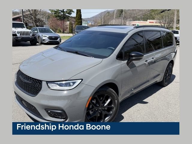 Used 2023 Chrysler Pacifica Limited w/ Uconnect Theater Family Group