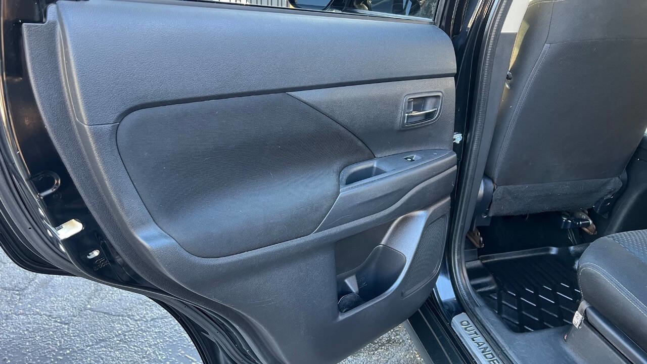 Used 2016 Mitsubishi Outlander SE image 27