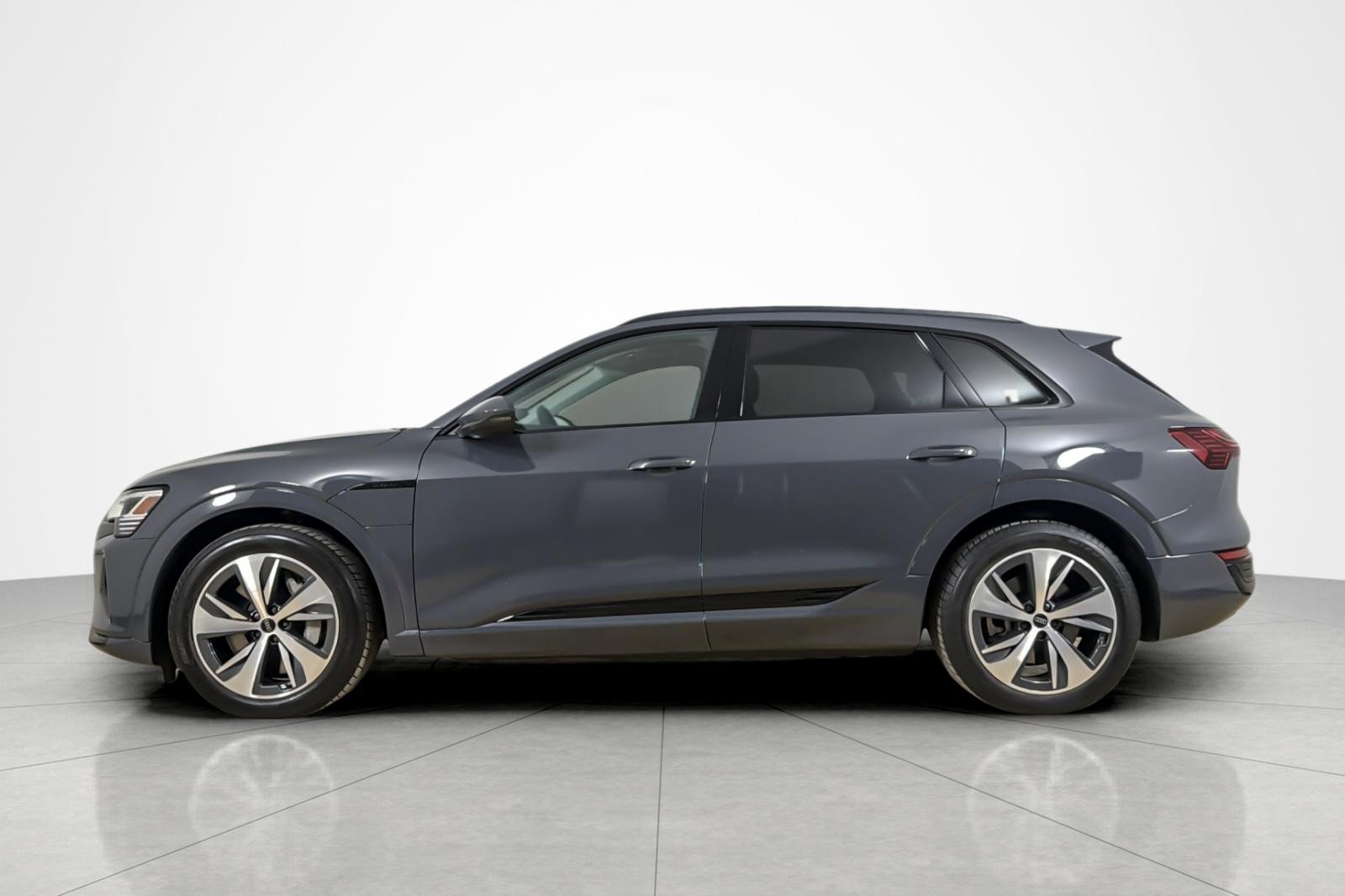 Used 2024 Audi Q8 e-tron Premium AWD/4WD image 2