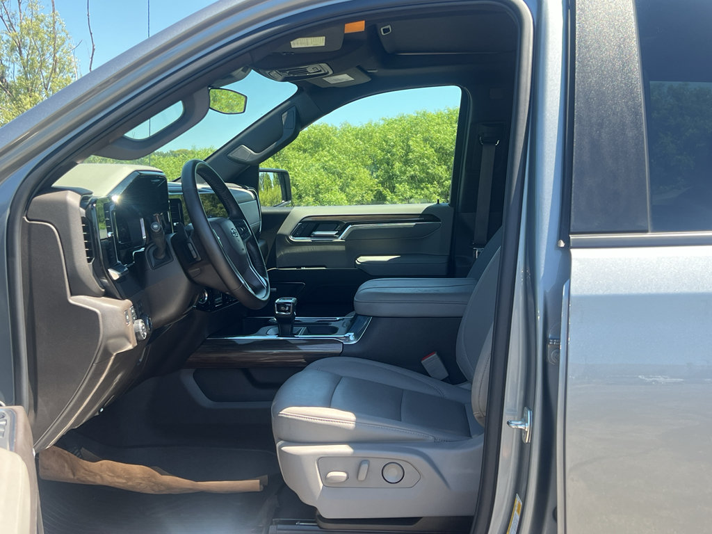 Used 2025 Chevrolet Silverado 1500 LT Trail Boss w/ LT Trail Boss Premium Package AWD/4WD image 13