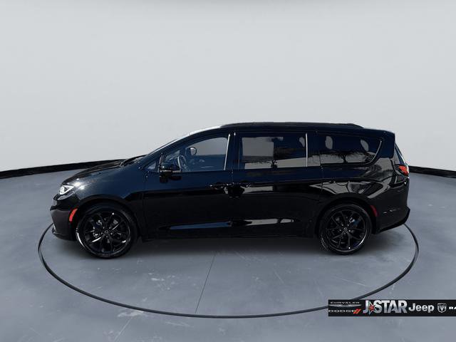 New 2026 Chrysler Pacifica Limited w/ Uconnect Theater Family Group image 8