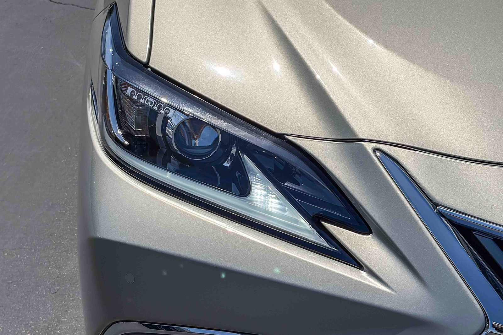 Used 2021 Lexus ES 300h w/ Accessory Package FWD image 7
