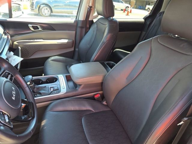 Used 2025 Kia Carnival FWD image 9