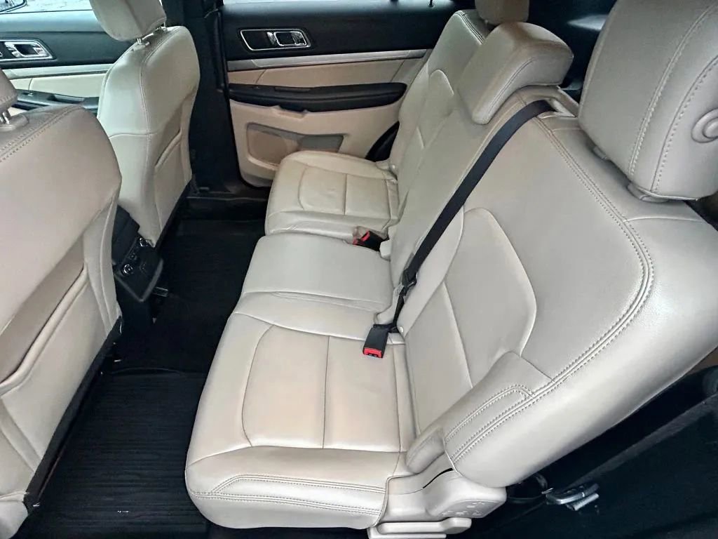 Used 2018 Ford Explorer XLT w/ Equipment Group 202A AWD/4WD image 13