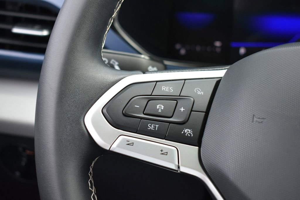 Used 2023 Volkswagen Taos SE w/ Panoramic Sunroof Package AWD/4WD image 15