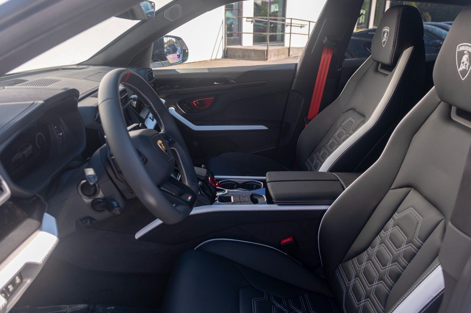 Used 2025 Lamborghini Urus SE AWD/4WD image 12