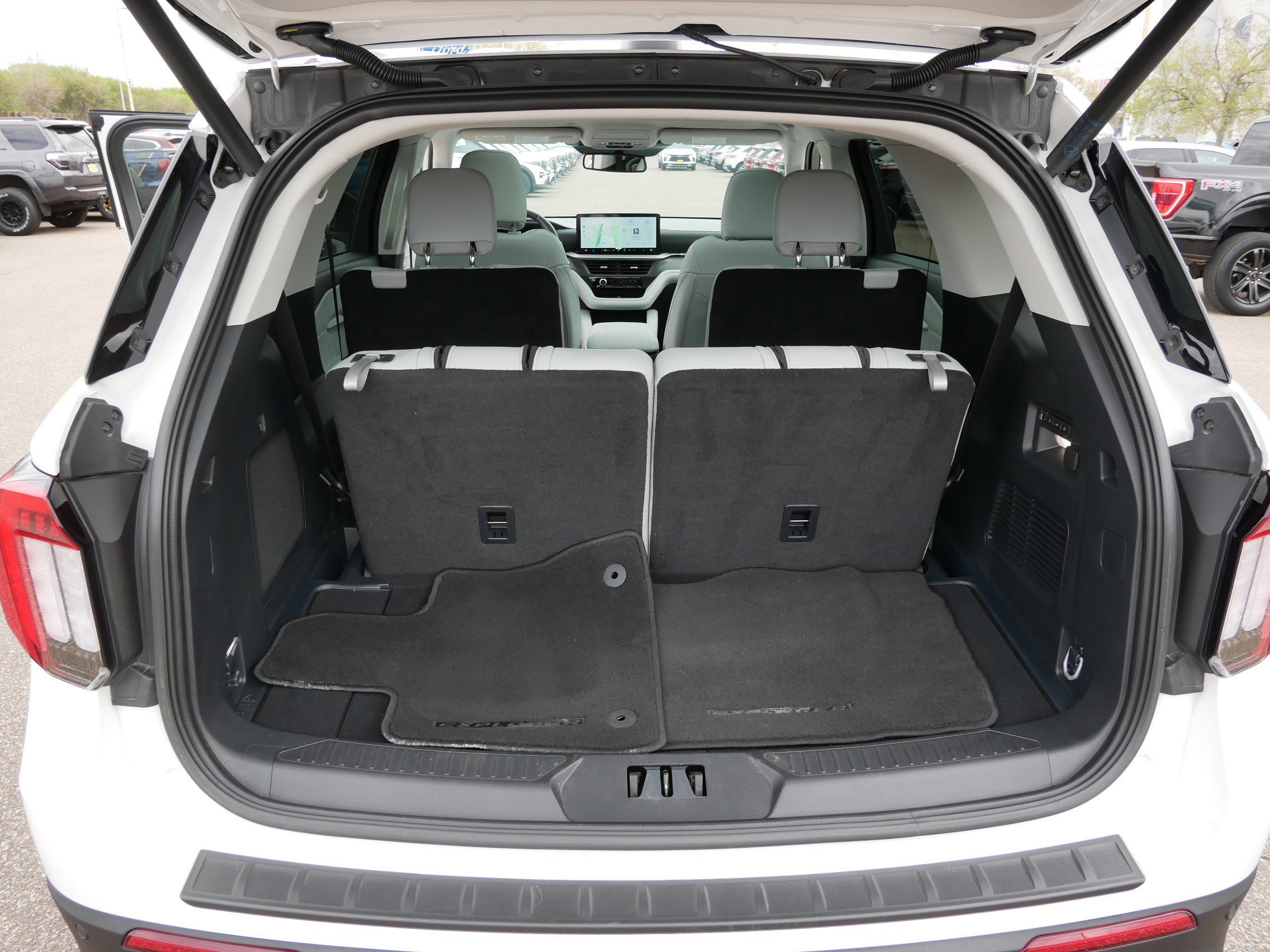 Used 2025 Ford Explorer Platinum w/ Ultimate Package AWD/4WD image 18