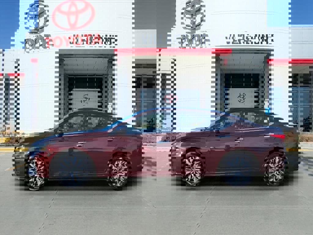 Used 2024 Nissan Altima 2.5 SV image 2