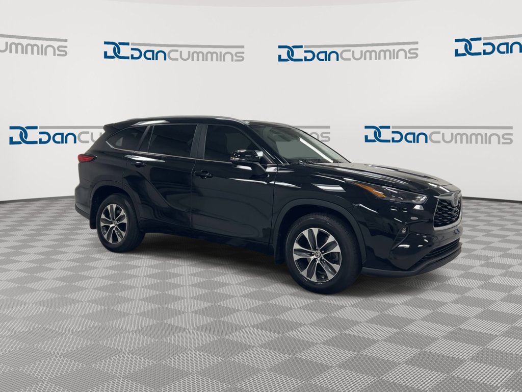 Used 2023 Toyota Highlander XLE AWD/4WD image 2