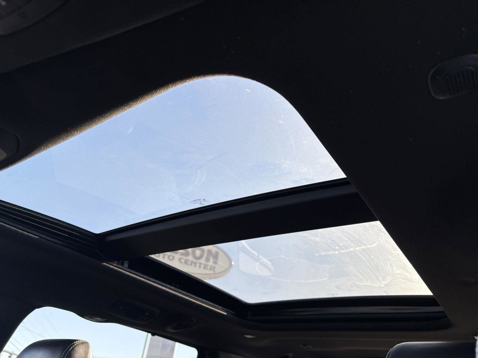 Used 2025 Chrysler Pacifica Limited image 7