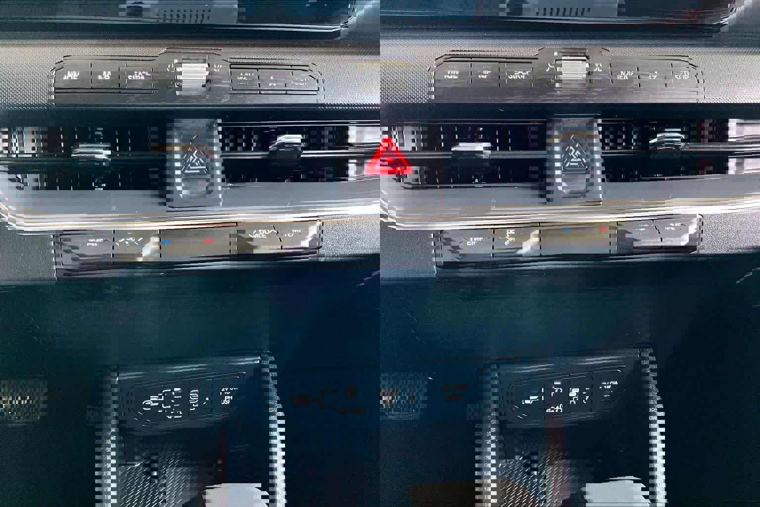 Used 2025 Kia K4 EX image 32